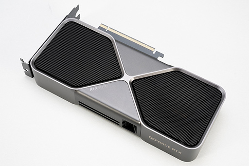 画像ギャラリー No.012のサムネイル画像 / GeForce RTX 50シリーズ第4弾「GeForce RTX 5070 Founders Edition」レビュー。前世代からしっかりと性能向上を果たす