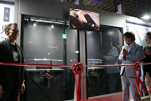 画像ギャラリー No.005のサムネイル画像 / 「NINJA GAIDEN 4」の主人公2人が使う武器を再現した日本刀が，テープカットイベントでお披露目に［TGS2025］