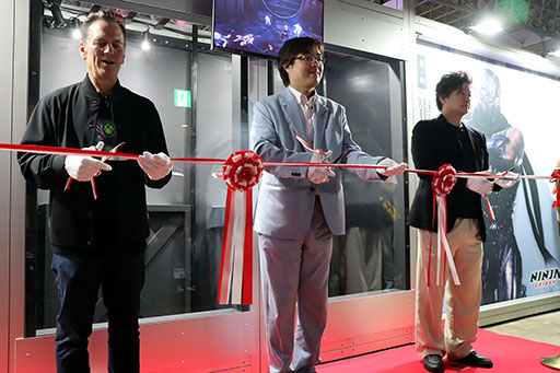 画像ギャラリー No.008のサムネイル画像 / 「NINJA GAIDEN 4」の主人公2人が使う武器を再現した日本刀が，テープカットイベントでお披露目に［TGS2025］