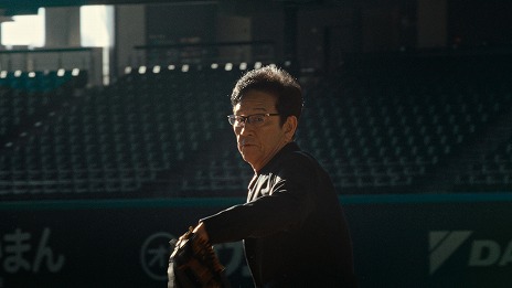 画像ギャラリー No.002のサムネイル画像 / 栗山英樹さんがピッチングを披露。「プロ野球RISING」新TVCM「駆け上がれ、新世代」篇の放送がスタート