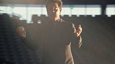 画像ギャラリー No.006のサムネイル画像 / 栗山英樹さんがピッチングを披露。「プロ野球RISING」新TVCM「駆け上がれ、新世代」篇の放送がスタート