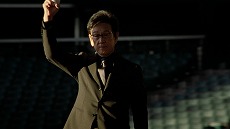 画像ギャラリー No.012のサムネイル画像 / 栗山英樹さんがピッチングを披露。「プロ野球RISING」新TVCM「駆け上がれ、新世代」篇の放送がスタート