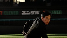 画像ギャラリー No.021のサムネイル画像 / 栗山英樹さんがピッチングを披露。「プロ野球RISING」新TVCM「駆け上がれ、新世代」篇の放送がスタート