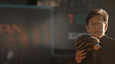 画像ギャラリー No.023のサムネイル画像 / 栗山英樹さんがピッチングを披露。「プロ野球RISING」新TVCM「駆け上がれ、新世代」篇の放送がスタート
