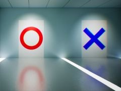 「AIが作ったマルバツクイズを10問連続正解するまで出られない部屋」，Steamで4月18日に配信。知識と判断力で部屋からの脱出を目指せ
