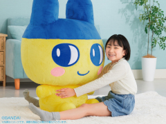 「たまごっち」より全長約95cmの“超BIG”な「まめっち」のぬいぐるみが登場。お値段は6万6000円（税込）