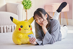 画像ギャラリー No.018のサムネイル画像 / ポケモン30周年記念商品「おかえり!ピカチュウ1/1」,予約開始後即完売する人気ぶり。1997年発売されたぬいぐるみの復刻版