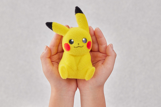 画像ギャラリー No.023のサムネイル画像 / ポケモン30周年記念商品「おかえり!ピカチュウ1/1」,予約開始後即完売する人気ぶり。1997年発売されたぬいぐるみの復刻版