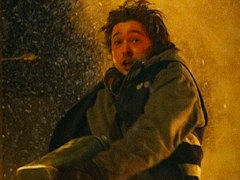 映画「バイオハザード」，新予告映像と監督出演の特別映像を公開。主人公「ブライアン」は，吹雪の夜にラクーンシティ総合病院へと荷物を届ける