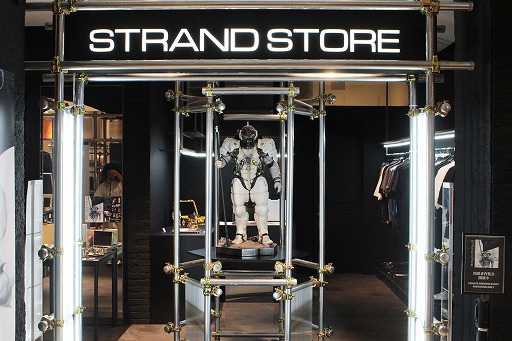 画像ギャラリー No.002のサムネイル画像 / 渋谷PARCOに「KOJIMA PRODUCTIONS × PARCO GAMES STRAND STORE」本日オープン。約3か月にわたり多数のコラボグッズを販売。パンチの利いたコラボメニューも注目