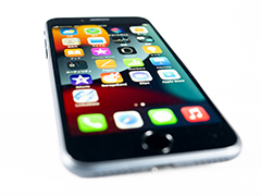 第3世代iPhone SEは，ホームボタンはそのままに最新SoCで生まれ変わった優等生なスマートフォン入門機だ
