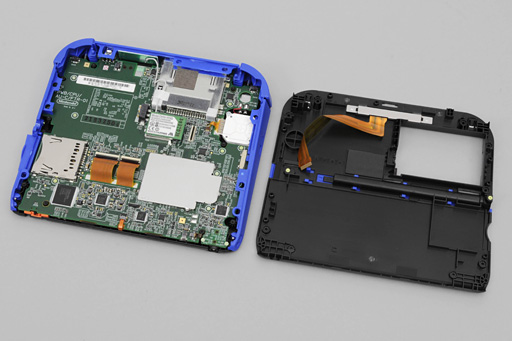 画像ギャラリー No.019のサムネイル画像 / 「Nintendo 2DS」分解レポート。立体視非対応の“廉価版3DS”,その中身は?