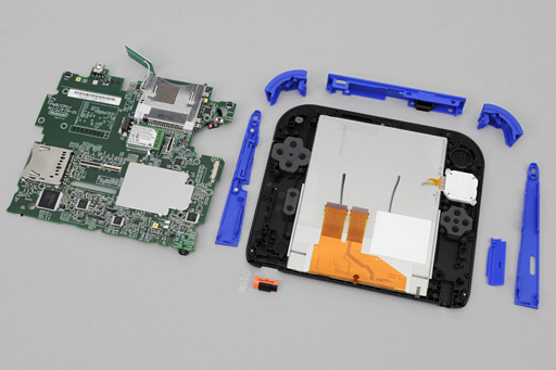 画像ギャラリー No.020のサムネイル画像 / 「Nintendo 2DS」分解レポート。立体視非対応の“廉価版3DS”,その中身は?