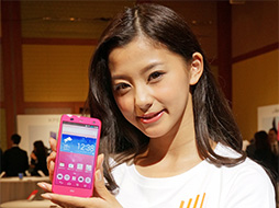 画像ギャラリー No.001のサムネイル画像 / KDDIの2013冬モデルスマートフォン&タブレットを触ってきた。スペックは横一線で使い勝手に工夫を凝らした製品が目立つ