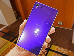 画像ギャラリー No.013のサムネイル画像 / KDDIの2013冬モデルスマートフォン&タブレットを触ってきた。スペックは横一線で使い勝手に工夫を凝らした製品が目立つ