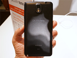 画像ギャラリー No.023のサムネイル画像 / KDDIの2013冬モデルスマートフォン&タブレットを触ってきた。スペックは横一線で使い勝手に工夫を凝らした製品が目立つ