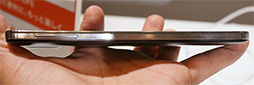 画像ギャラリー No.028のサムネイル画像 / KDDIの2013冬モデルスマートフォン&タブレットを触ってきた。スペックは横一線で使い勝手に工夫を凝らした製品が目立つ