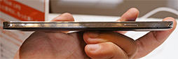 画像ギャラリー No.029のサムネイル画像 / KDDIの2013冬モデルスマートフォン&タブレットを触ってきた。スペックは横一線で使い勝手に工夫を凝らした製品が目立つ