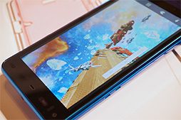画像ギャラリー No.034のサムネイル画像 / KDDIの2013冬モデルスマートフォン&タブレットを触ってきた。スペックは横一線で使い勝手に工夫を凝らした製品が目立つ