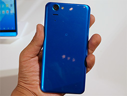画像ギャラリー No.041のサムネイル画像 / KDDIの2013冬モデルスマートフォン&タブレットを触ってきた。スペックは横一線で使い勝手に工夫を凝らした製品が目立つ