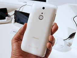 画像ギャラリー No.054のサムネイル画像 / KDDIの2013冬モデルスマートフォン&タブレットを触ってきた。スペックは横一線で使い勝手に工夫を凝らした製品が目立つ
