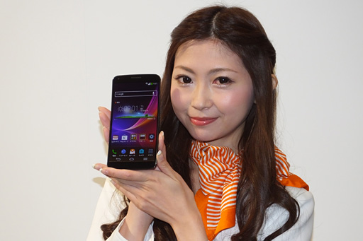 画像ギャラリー No.002のサムネイル画像 / KDDI,2014春モデルのスマートフォン5製品などを発表。曲面ボディのスマホや6.4インチファブレットに注目