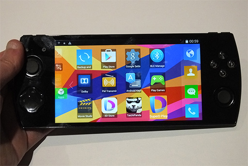 画像ギャラリー No.002のサムネイル画像 / ［CES 2015］PS Vita風デザインの“ゲームパッド付きスマホ”「W1 3D」を展示会場で発見。取り急ぎ触ってきた
