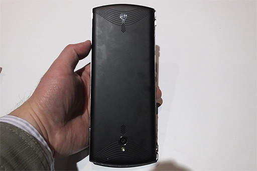 画像ギャラリー No.003のサムネイル画像 / ［CES 2015］PS Vita風デザインの“ゲームパッド付きスマホ”「W1 3D」を展示会場で発見。取り急ぎ触ってきた