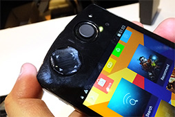 画像ギャラリー No.006のサムネイル画像 / ［CES 2015］PS Vita風デザインの“ゲームパッド付きスマホ”「W1 3D」を展示会場で発見。取り急ぎ触ってきた