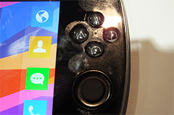 画像ギャラリー No.007のサムネイル画像 / ［CES 2015］PS Vita風デザインの“ゲームパッド付きスマホ”「W1 3D」を展示会場で発見。取り急ぎ触ってきた