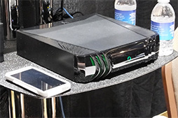 画像ギャラリー No.009のサムネイル画像 / ［CES 2015］PS Vita風デザインの“ゲームパッド付きスマホ”「W1 3D」を展示会場で発見。取り急ぎ触ってきた