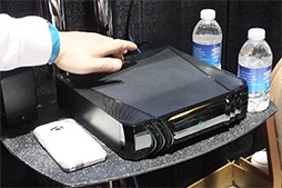 画像ギャラリー No.011のサムネイル画像 / ［CES 2015］PS Vita風デザインの“ゲームパッド付きスマホ”「W1 3D」を展示会場で発見。取り急ぎ触ってきた