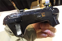 画像ギャラリー No.014のサムネイル画像 / ［CES 2015］PS Vita風デザインの“ゲームパッド付きスマホ”「W1 3D」を展示会場で発見。取り急ぎ触ってきた