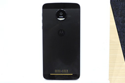 画像ギャラリー No.005のサムネイル画像 / Motorola，オプション装着で機能追加が可能なスマートフォン「Moto Z」「Moto Z Play」を国内発売