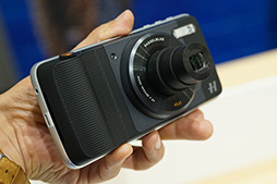 画像ギャラリー No.027のサムネイル画像 / Motorolaの新SIMフリースマホ「Moto Z」&「Moto Z Play」をじっくりチェック。ベンチは不許可でもデレステはプレイしてきた