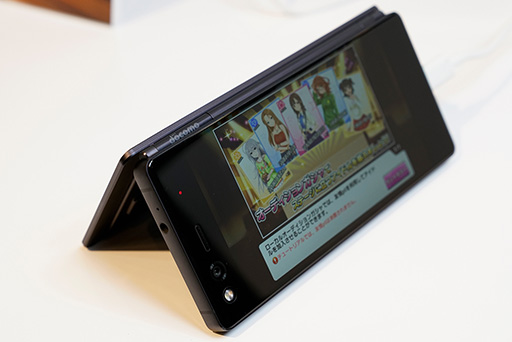 画像ギャラリー No.003のサムネイル画像 / ZTEの2画面スマホ「M Z-01K」テストレポート。復活のMEDIAS W的二つ折り端末は快適な“ながらゲームマシン”の可能性を秘める