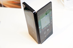 画像ギャラリー No.009のサムネイル画像 / ZTEの2画面スマホ「M Z-01K」テストレポート。復活のMEDIAS W的二つ折り端末は快適な“ながらゲームマシン”の可能性を秘める