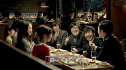 画像ギャラリー No.001のサムネイル画像 / PlayStation Vitaの新CM「合コン篇」が公開に。4人の男達が“協力プレイ”で合コンに挑む