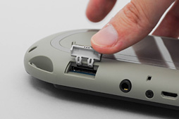 画像ギャラリー No.012のサムネイル画像 / 新型PS Vita「PCH-2000」分解レポート。コストダウンと薄型軽量化に向けた努力の跡が窺える