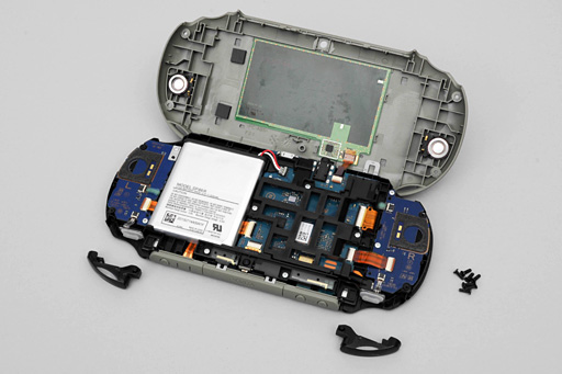 画像ギャラリー No.021のサムネイル画像 / 新型PS Vita「PCH-2000」分解レポート。コストダウンと薄型軽量化に向けた努力の跡が窺える