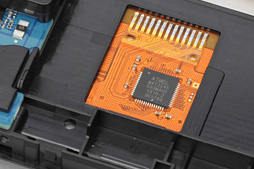 画像ギャラリー No.024のサムネイル画像 / 新型PS Vita「PCH-2000」分解レポート。コストダウンと薄型軽量化に向けた努力の跡が窺える