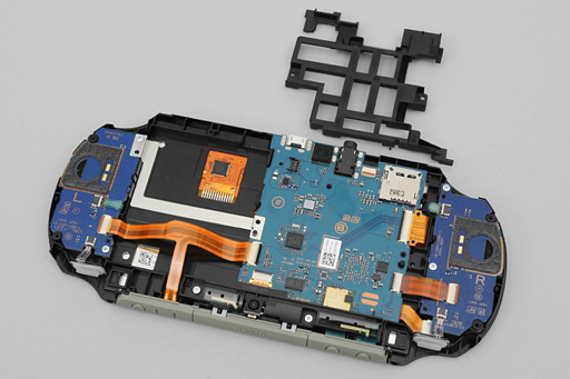 画像ギャラリー No.025のサムネイル画像 / 新型PS Vita「PCH-2000」分解レポート。コストダウンと薄型軽量化に向けた努力の跡が窺える