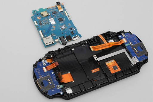 画像ギャラリー No.028のサムネイル画像 / 新型PS Vita「PCH-2000」分解レポート。コストダウンと薄型軽量化に向けた努力の跡が窺える