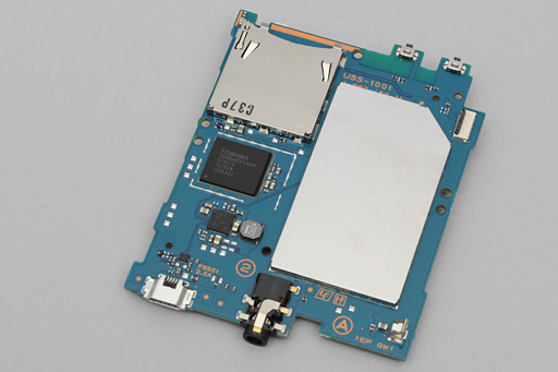 画像ギャラリー No.029のサムネイル画像 / 新型PS Vita「PCH-2000」分解レポート。コストダウンと薄型軽量化に向けた努力の跡が窺える