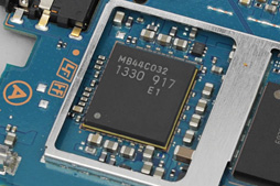 画像ギャラリー No.032のサムネイル画像 / 新型PS Vita「PCH-2000」分解レポート。コストダウンと薄型軽量化に向けた努力の跡が窺える