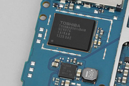 画像ギャラリー No.033のサムネイル画像 / 新型PS Vita「PCH-2000」分解レポート。コストダウンと薄型軽量化に向けた努力の跡が窺える