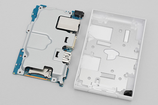 画像ギャラリー No.019のサムネイル画像 / 「PlayStation Vita TV」分解レポート。約1万円から買える「据え置き型Vita」は,格好よくスマートなキカイだった