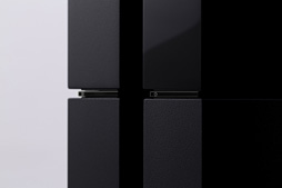 画像ギャラリー No.028のサムネイル画像 / ［E3 2013］SCEA，「PlayStation 4」の実機を披露。直線的なデザインの外観と明らかになったスペックを総まとめ