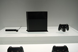画像ギャラリー No.002のサムネイル画像 / ［E3 2013］PlayStation 4にさっそく触ってみた。「DUALSHOCK 4」は持ちやすさとアナログスティック＆トリガーの操作性が向上