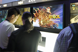 画像ギャラリー No.003のサムネイル画像 / ［E3 2013］PlayStation 4にさっそく触ってみた。「DUALSHOCK 4」は持ちやすさとアナログスティック＆トリガーの操作性が向上
